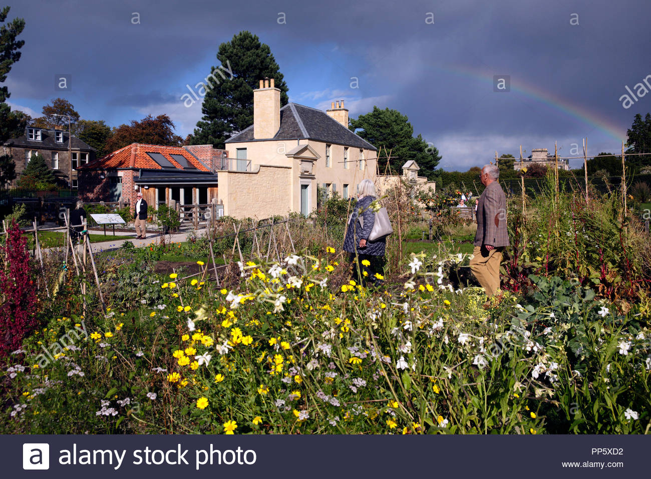Il Botanic Cottage con rainbow presso il Royal Botanic Garden di Edimburgo in Scozia Foto Stock