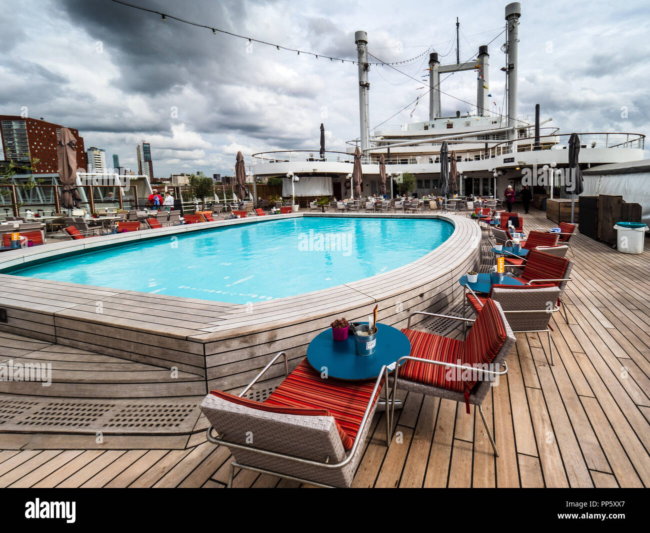 La nave di crociera piscina - piscina sul ponte della SS Rotterdam, ora ormeggiata in modo permanente nella città di Rotterdam Harbour Foto Stock