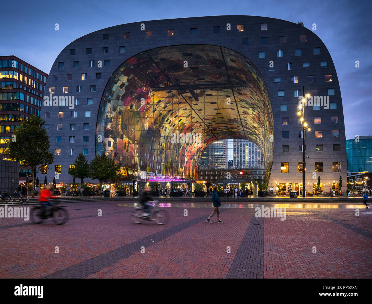 Markthal Rotterdam Rotterdam sala mercato aperto 2014 comprende un grande mercato coperto con appartamenti residenziali e gli uffici di cui sopra. Architetto MVRDV Foto Stock