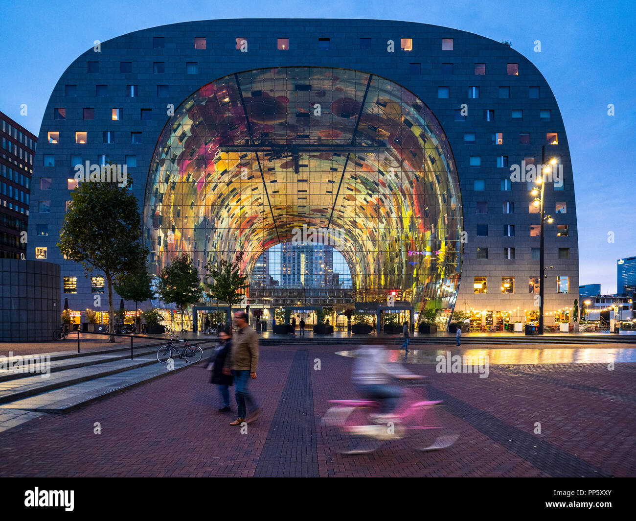 Markthal Rotterdam Rotterdam sala mercato aperto 2014 comprende un grande mercato coperto con appartamenti residenziali e gli uffici di cui sopra. Architetto MVRDV Foto Stock