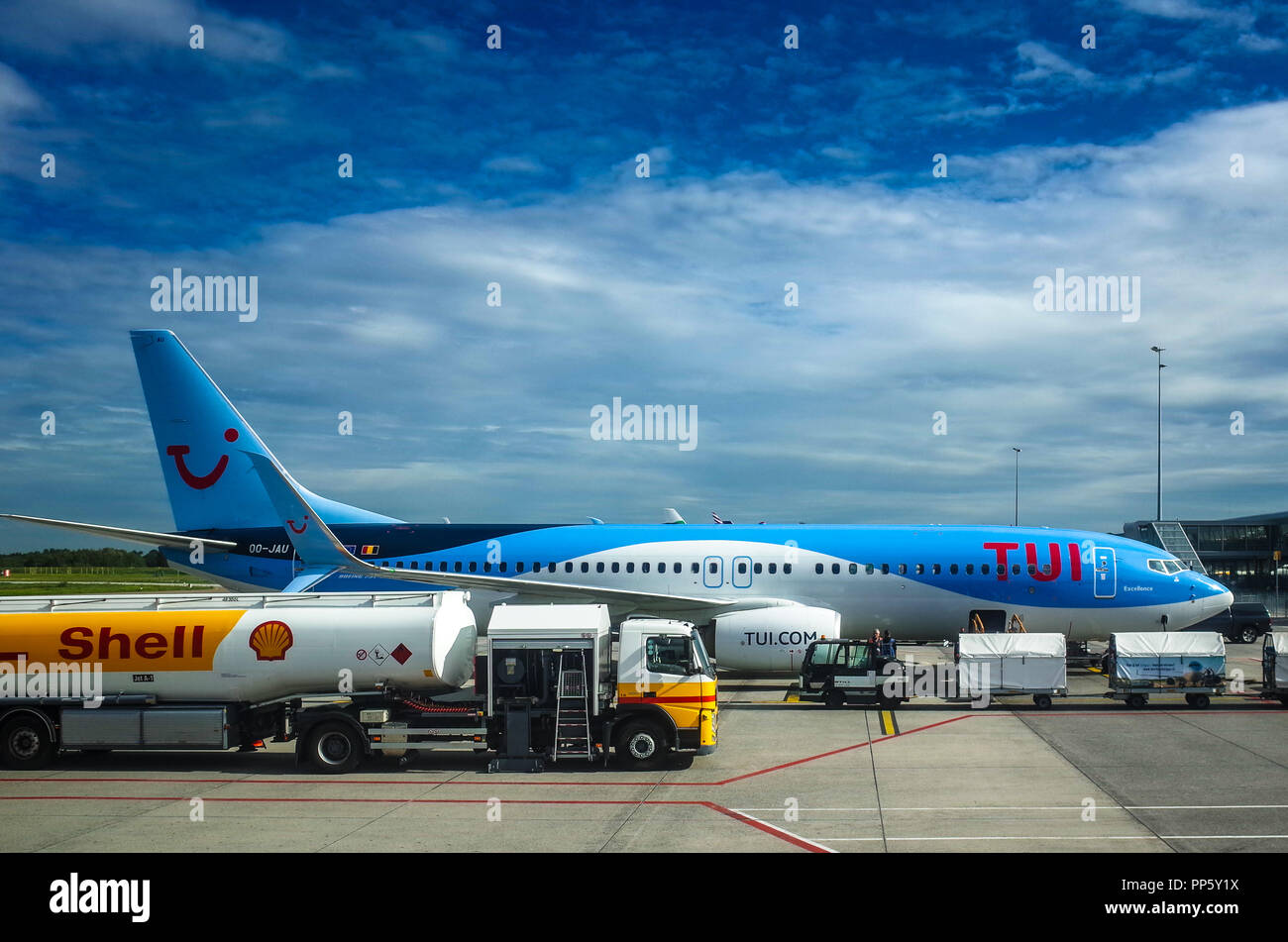 TUI aeromobile essendo rifornito da un guscio autocisterna all'Aeroporto di Eindhoven Foto Stock