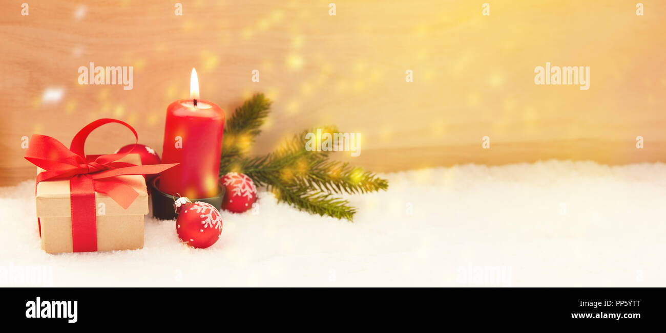 Natale e Avvento sfondo dell'intestazione con candela e decorazione nella parte anteriore del legno Foto Stock