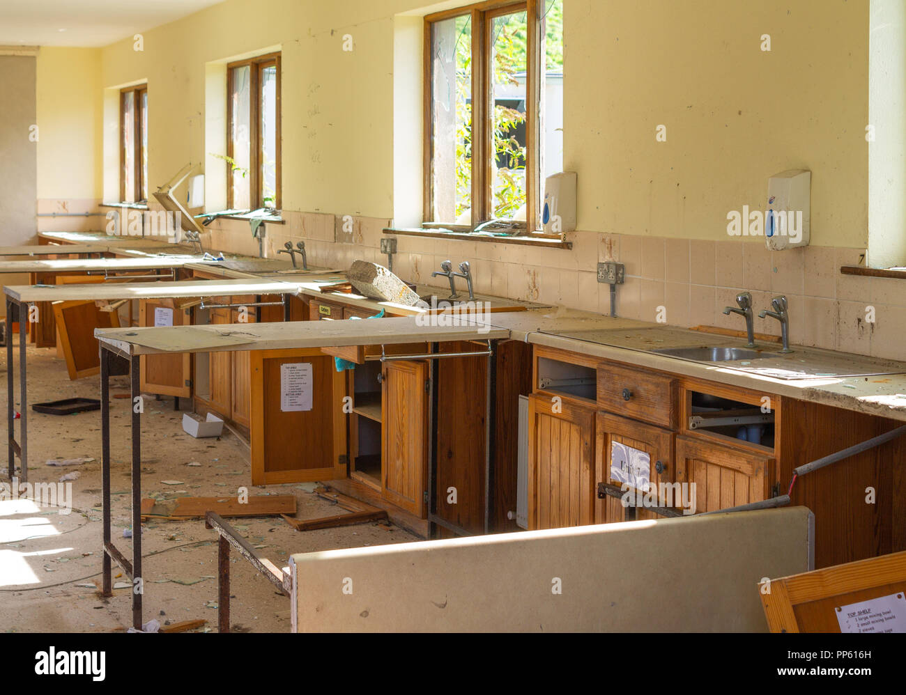 Abbandonato il vecchio edificio scolastico che è stato abbandonato e soggetto ad atti vandalici hanno subito atti di vandalismo Foto Stock