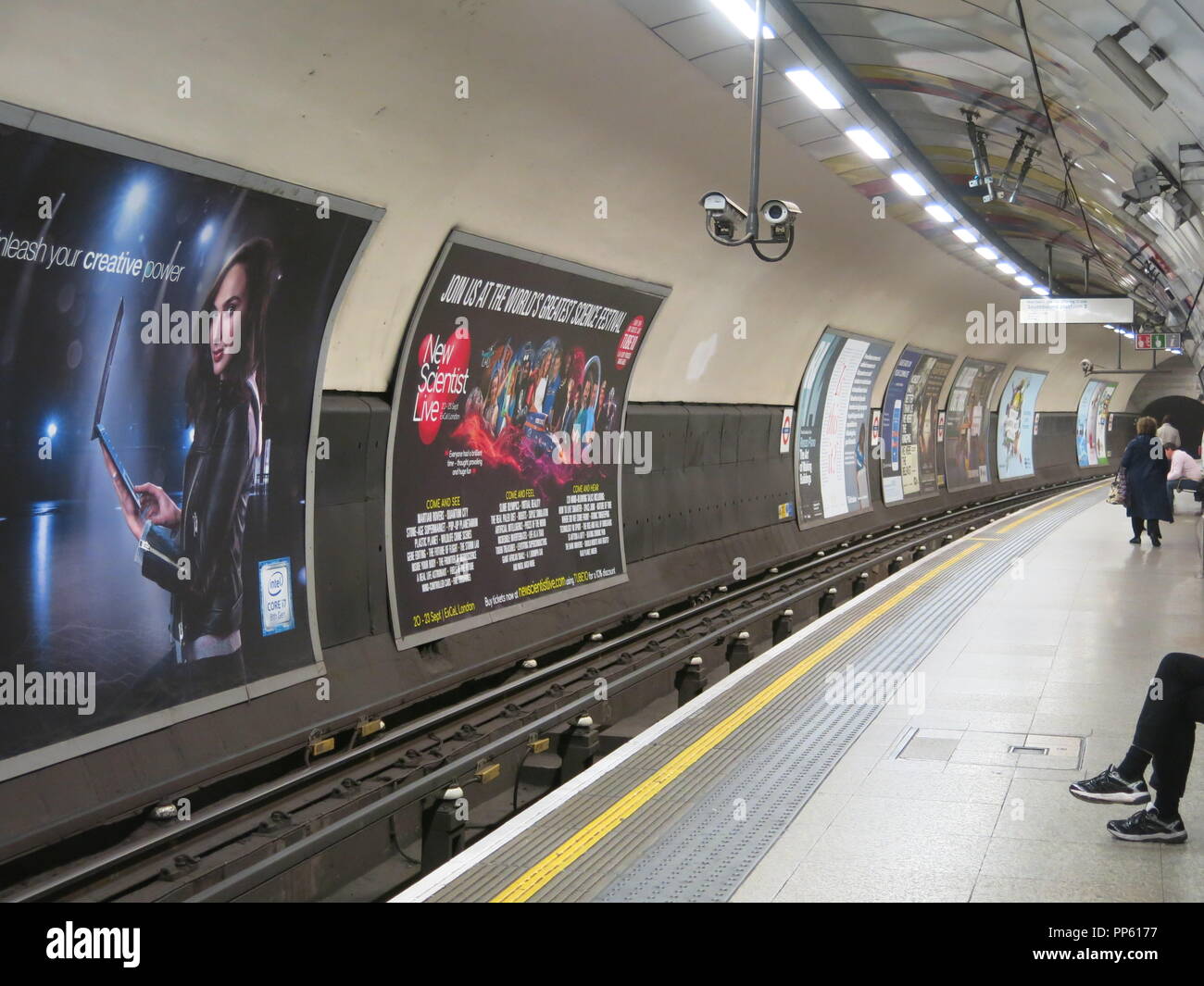 Una piattaforma di tranquilla sulla metropolitana, appena dopo il venerdì mattina a Rush Hour; a Euston sulla Northern Line in attesa di un treno per Leicester Square. Foto Stock