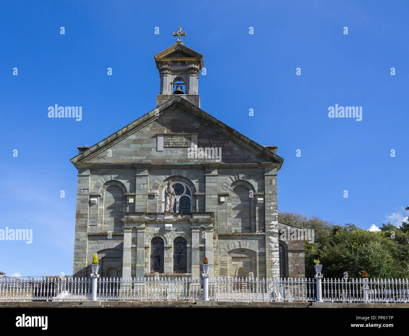 La cattedrale di san Patrizio Skibbereen West Cork in Irlanda contro un cielo blu. Foto Stock