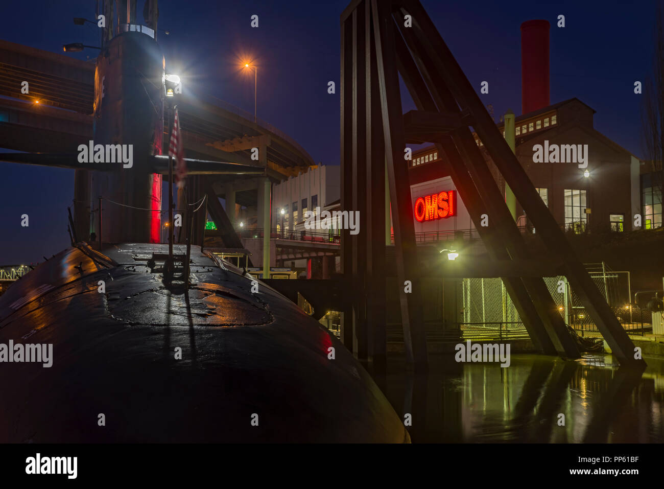 La USS Blueback appoggiata sotto il ponte Marquam vicino OMSI in Portland Oregon Foto Stock