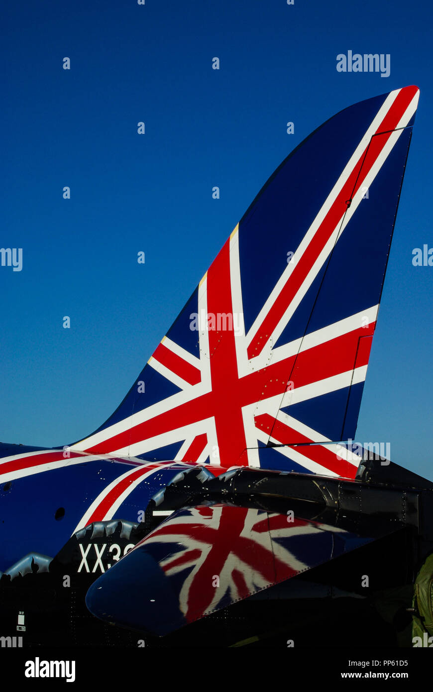 British Union Jack Flag sulla coda di un aereo jet T1 della Royal Air Force RAF BAe Hawk. Riflesso sul piano di coda. Cielo blu Foto Stock