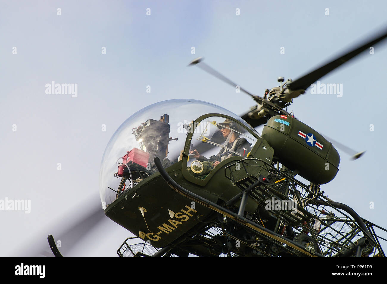 Bell 47G elicottero G-MASH come rappresentante l'elicottero di evacuazione medica utilizzato nel PROGRAMMA televisivo MASH della guerra coreana. Pilota Tracy Martin Foto Stock