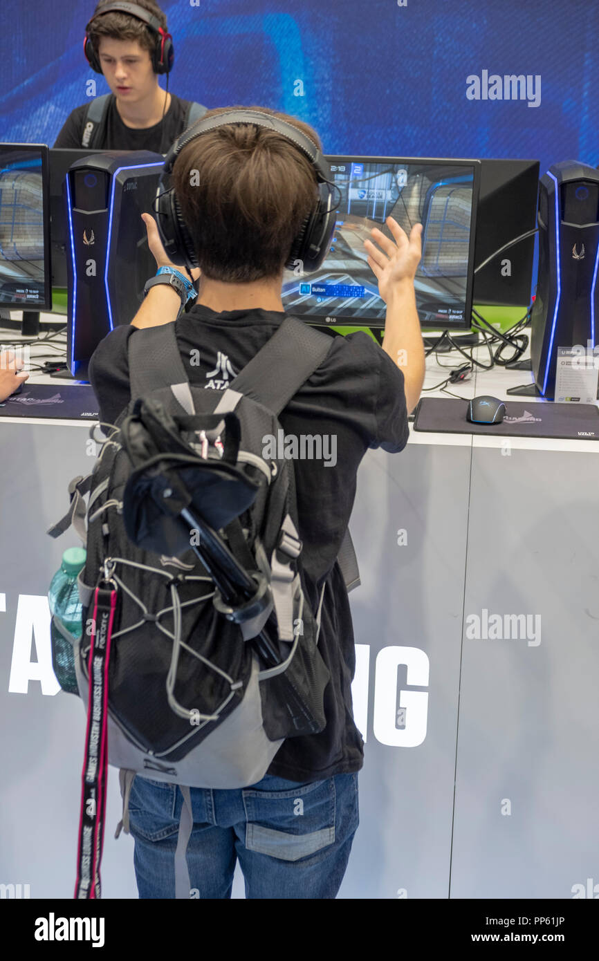 Gli adolescenti giocare un computer car racing game al mondo la più grande fiera per computer e video games gamescom di Colonia, in Germania il 24.8.2018 Foto Stock