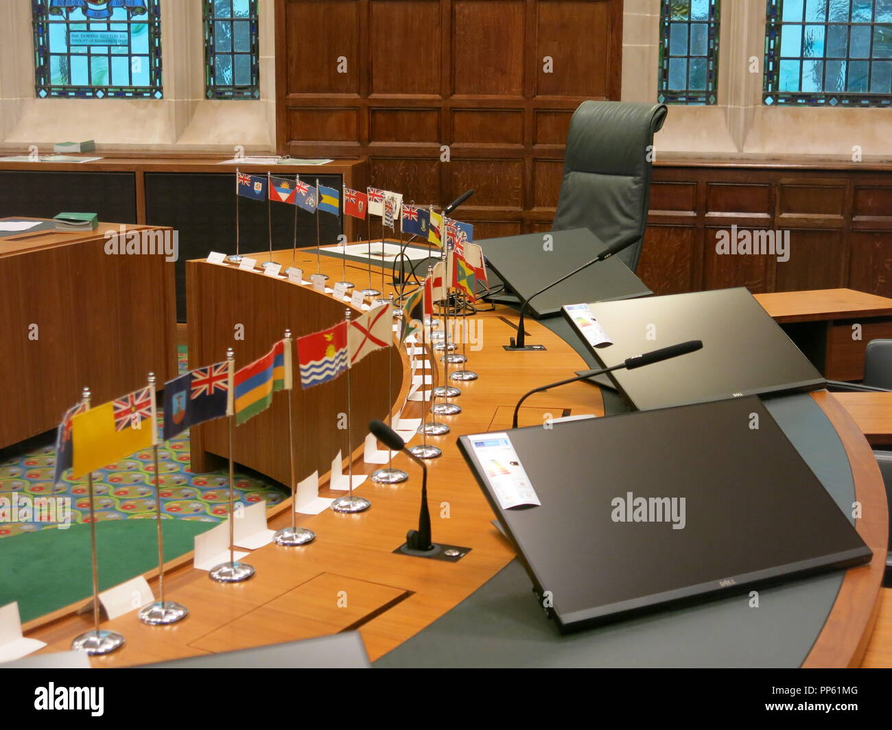 Unite" bandiere esposte sul seminario-style benching in Aula 3 presso la Corte suprema, la piazza del Parlamento, London REGNO UNITO Foto Stock