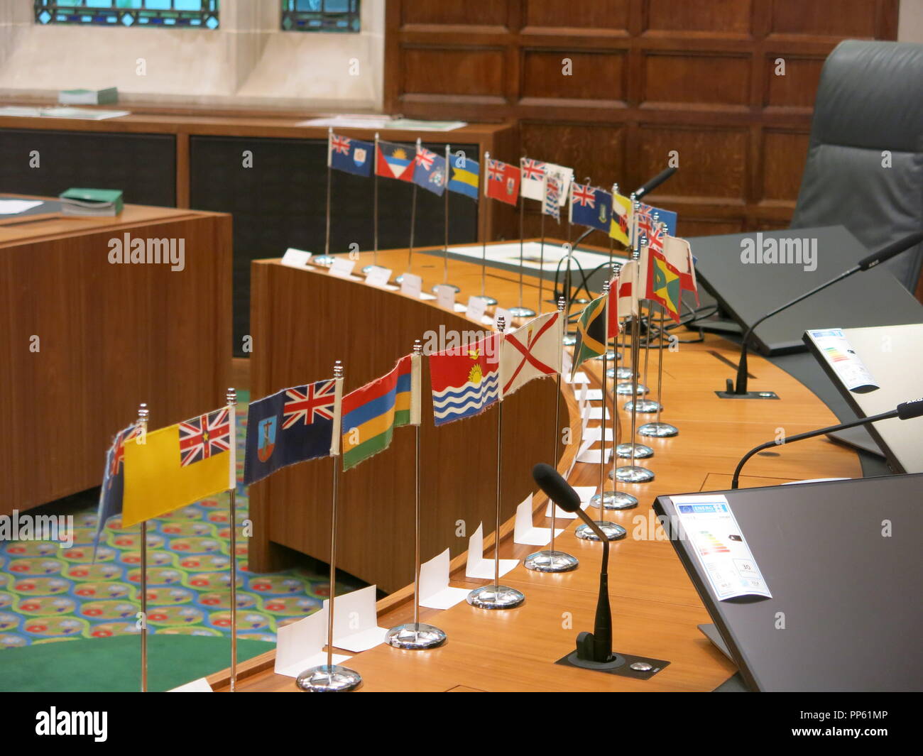 Unite" bandiere esposte sul seminario-style benching in Aula 3 presso la Corte suprema, la piazza del Parlamento, London REGNO UNITO Foto Stock