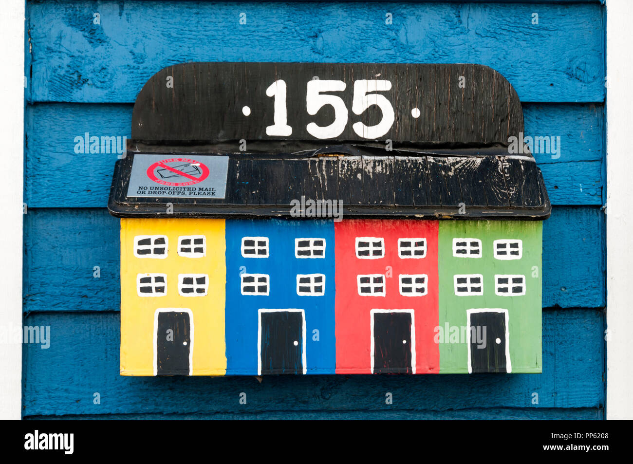 Jellybean fila nella cassetta postale di San Giovanni, Terranova, rispecchia le tipiche case colorate. Foto Stock