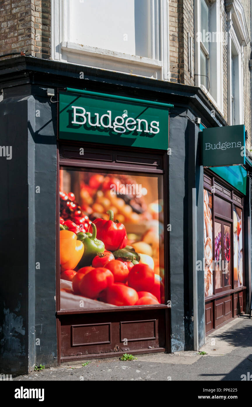 Un Budgen il supermercato locale nel sud di Londra. Foto Stock
