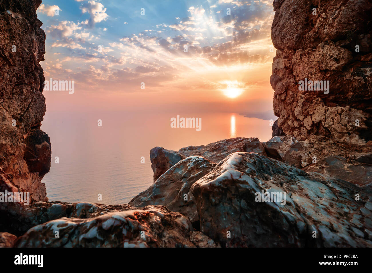 Muro di fortificazione sulla montagna la vista del tramonto sul mare Foto Stock