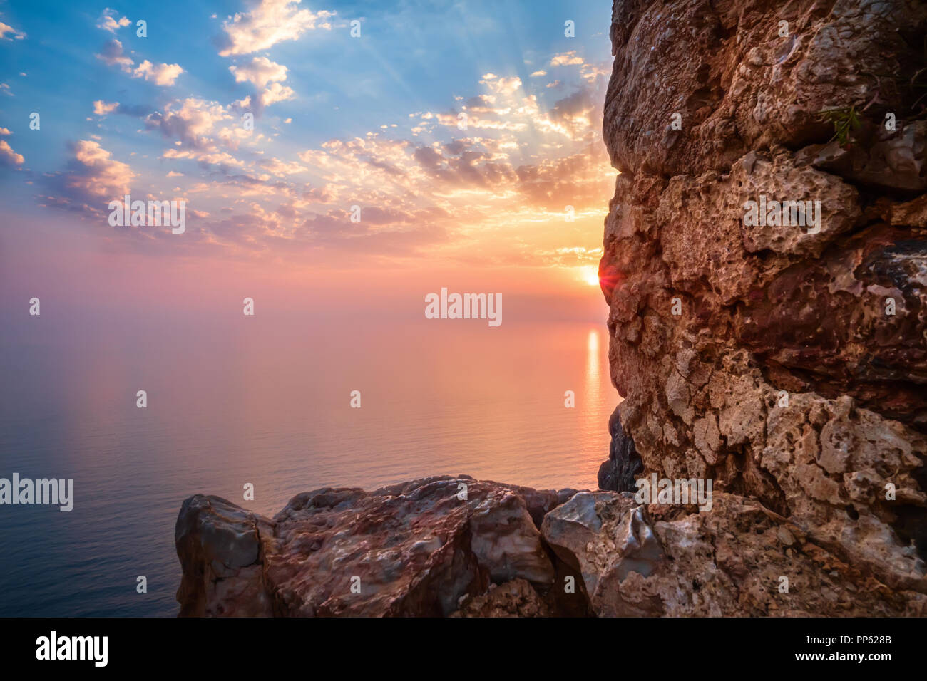 Muro di fortificazione sulla montagna la vista del tramonto sul mare Foto Stock