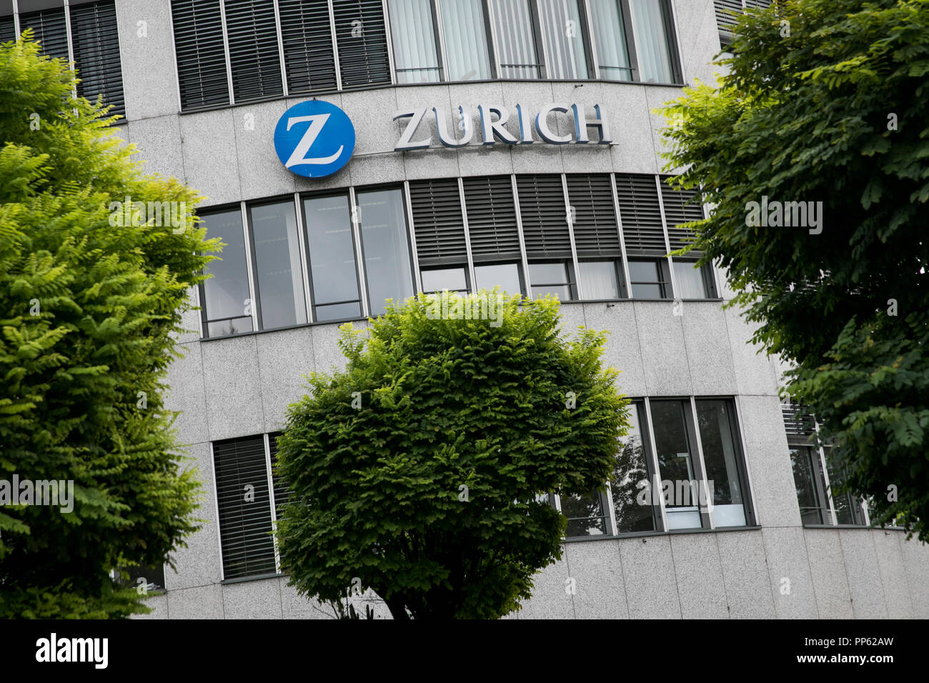 Un segno del logo al di fuori di una struttura occupata dal Zurich Insurance Group a Monaco di Baviera, Germania, il 2 settembre 2018. Foto Stock