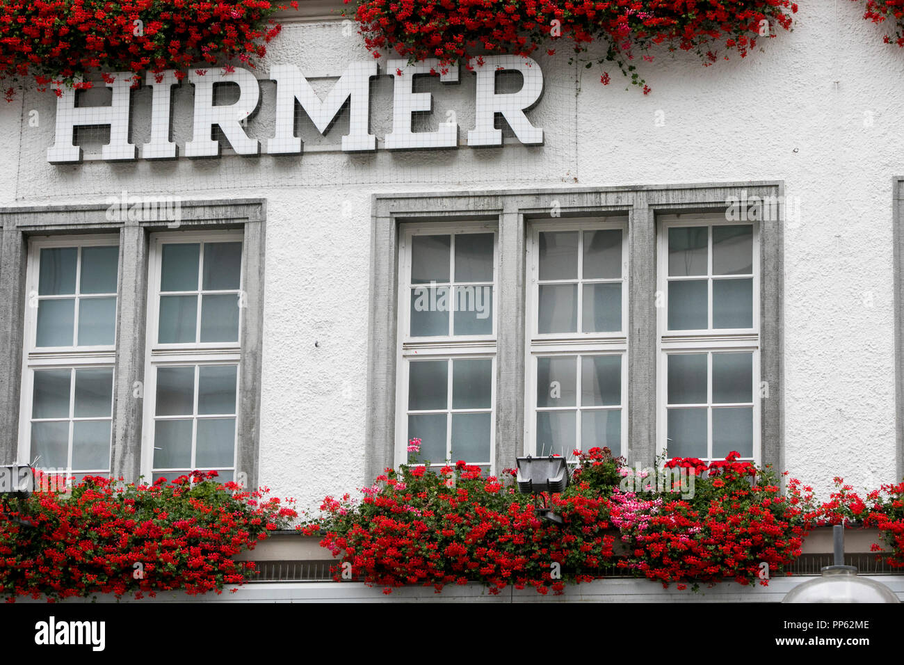 Un logo segno esterno della Hirmer retail department store di Monaco di Baviera, Germania, il 2 settembre 2018. Foto Stock