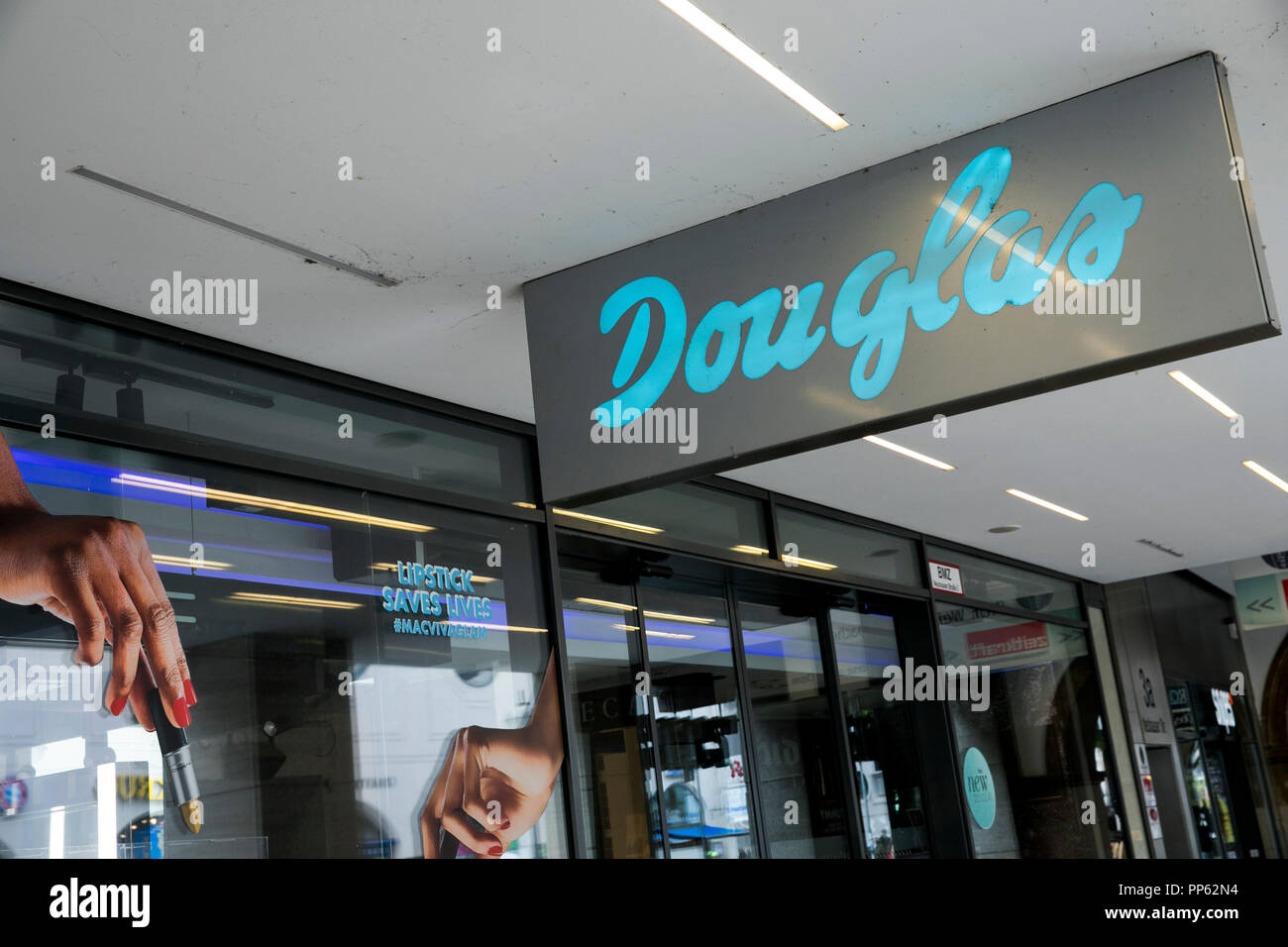 Un segno del logo al di fuori di un Douglas cosmetics store a Monaco di Baviera, Germania, il 2 settembre 2018. Foto Stock