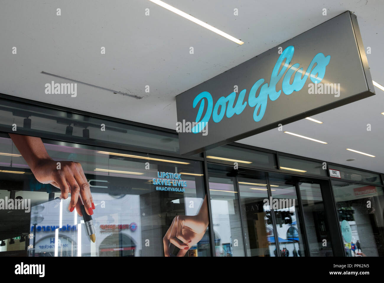 Un segno del logo al di fuori di un Douglas cosmetics store a Monaco di Baviera, Germania, il 2 settembre 2018. Foto Stock