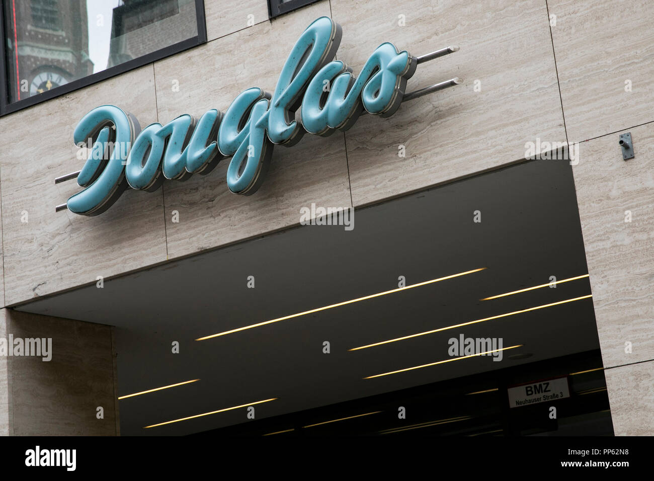 Un segno del logo al di fuori di un Douglas cosmetics store a Monaco di Baviera, Germania, il 2 settembre 2018. Foto Stock