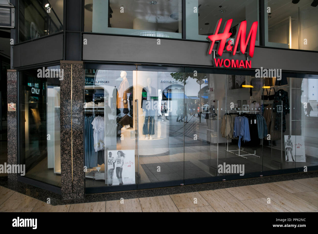 Un logo segno esterno di una Hennes & Mauritz (H&M) Donna retail store a Monaco di Baviera, Germania, il 2 settembre 2018. Foto Stock Un logo segno esterno di una Hennes & Mauritz (H&M) Donna retail store a Monaco di Baviera, Germania, il 2 settembre 2018. Foto Stock
