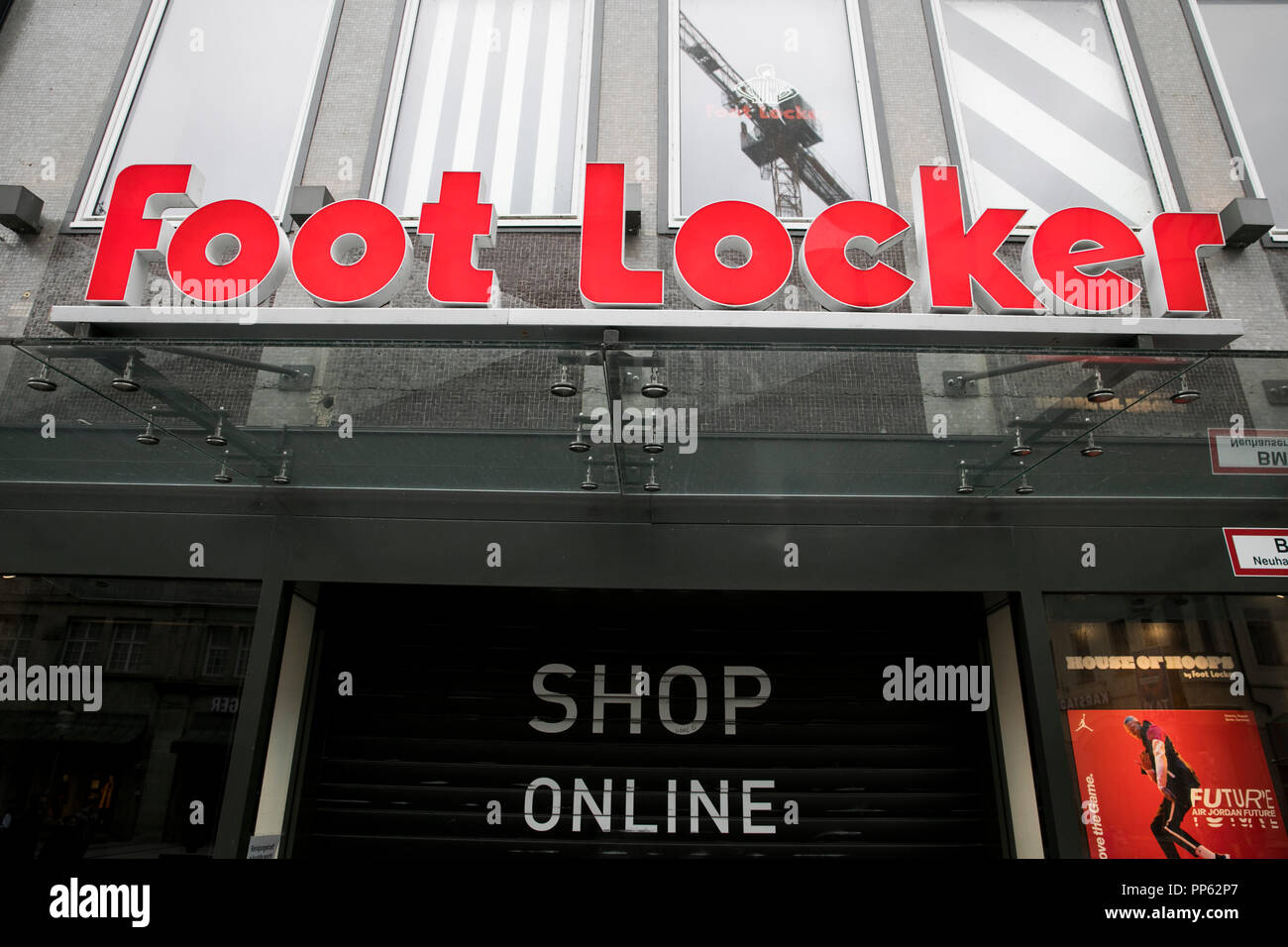 Un segno del logo al di fuori di un Foot Locker store di Monaco di Baviera, Germania, il 2 settembre 2018. Foto Stock