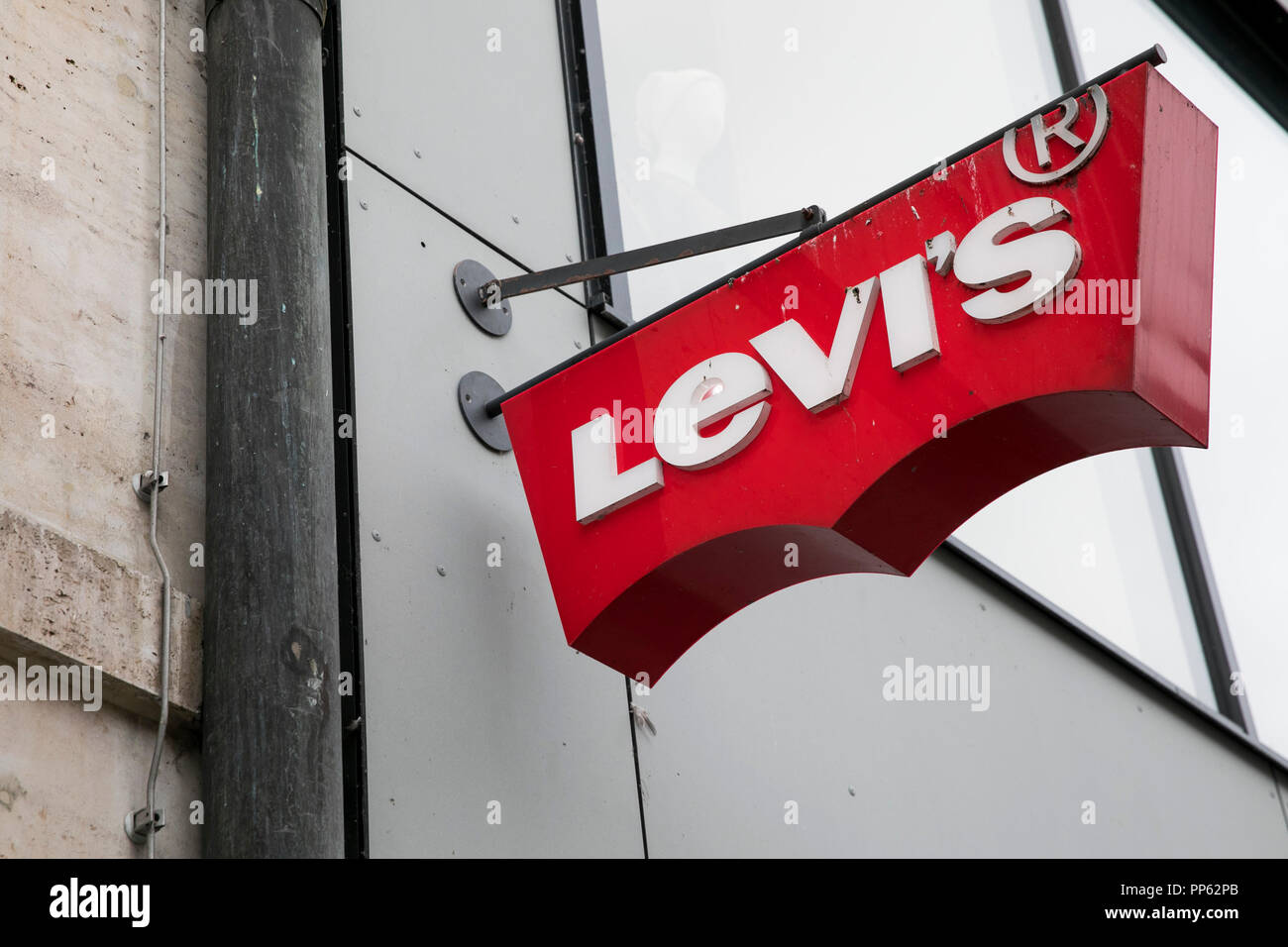 Un segno del logo al di fuori di un Levi Strauss & Co. (Levi's) retail store a Monaco di Baviera, Germania, il 2 settembre 2018. Foto Stock