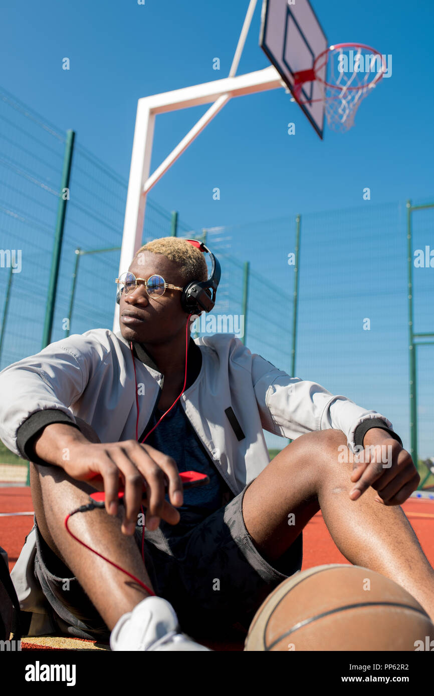 Africana contemporanea uomo sul campo di pallacanestro Foto Stock