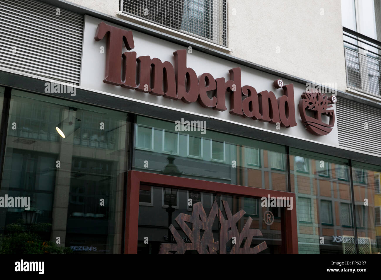 Un logo segno esterno di una La Timberland Company Store a Monaco di Baviera, Germania, il 2 settembre 2018. Foto Stock