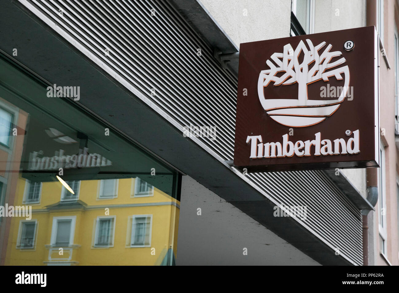 Un logo segno esterno di una La Timberland Company Store a Monaco di Baviera, Germania, il 2 settembre 2018. Foto Stock
