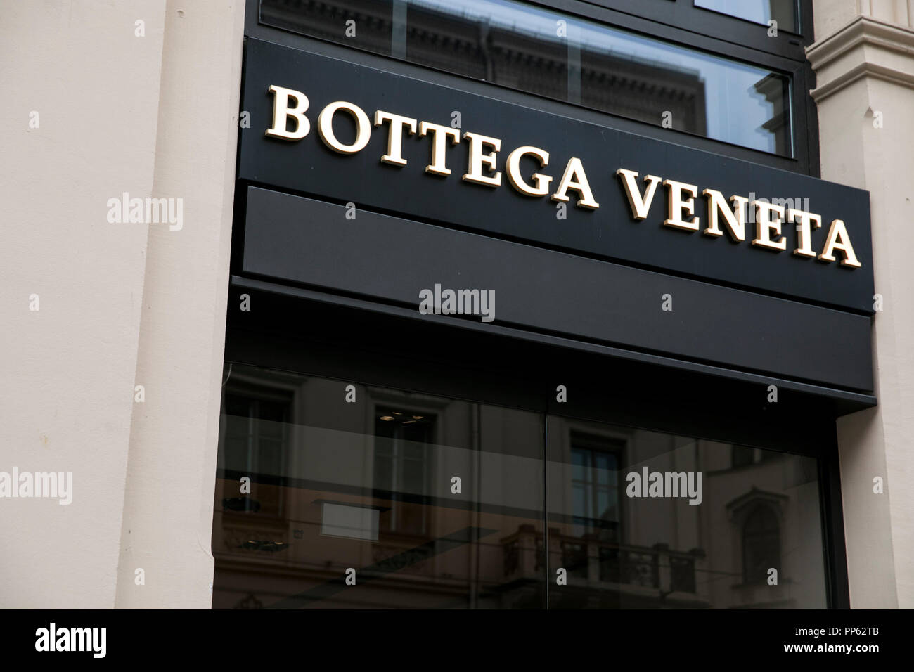 Un logo segno esterno di una Bottega Veneta retail store a Monaco di Baviera, Germania, il 2 settembre 2018. Foto Stock
