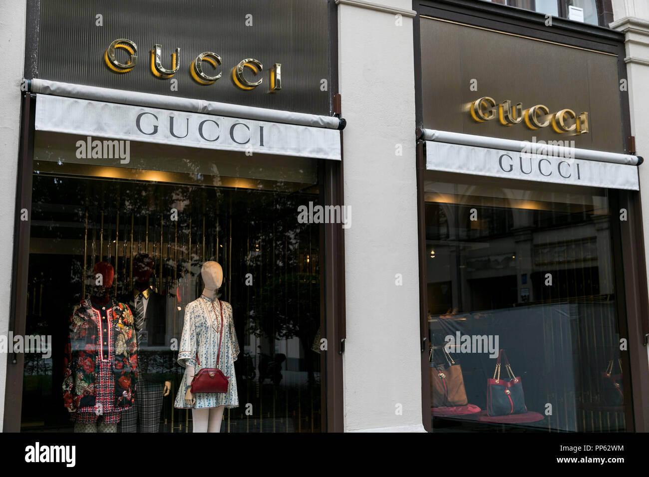 Un logo segno esterno di una Gucci store a Monaco di Baviera, Germania, il  2 settembre 2018 Foto stock - Alamy