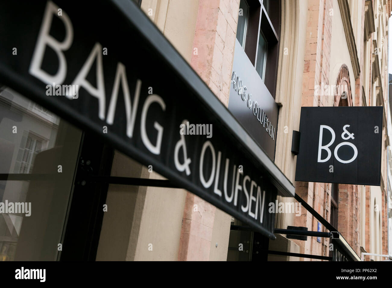 Un segno del logo al di fuori di un Bang & Olufsen store a Monaco di Baviera, Germania, il 2 settembre 2018. Foto Stock