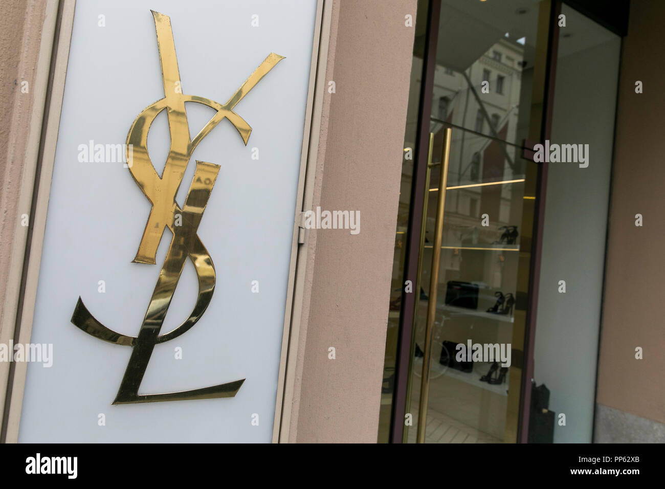 Un logo segno esterno di una Yves Saint Laurent store a Monaco di Baviera, Germania, il 2 settembre 2018. Foto Stock