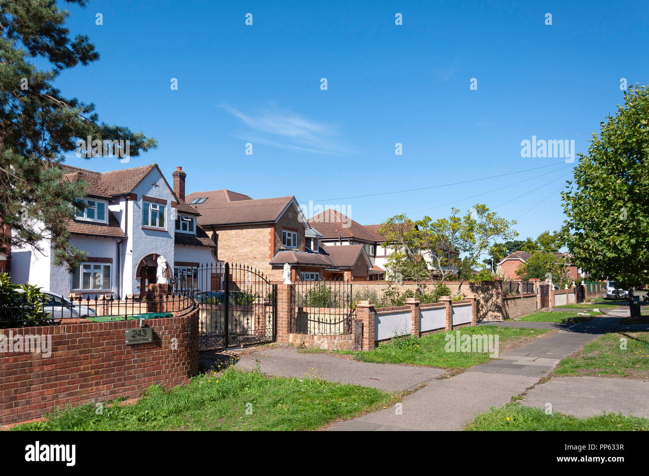 Case unifamiliari a Ashford Road, Laleham, Surrey, England, Regno Unito Foto Stock