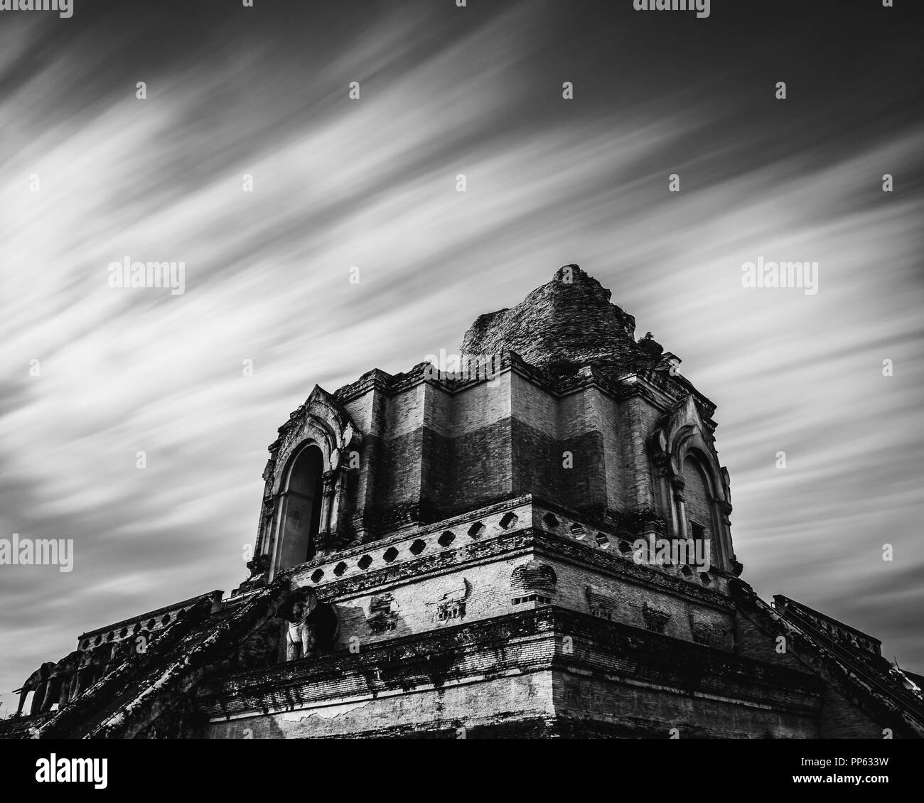 Wat Chedi Luang tempio in Chiang Mai una lunga esposizione, Thailandia Foto Stock