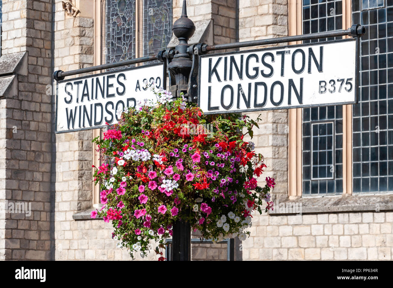 Vintage road sign, London Street, Chertsey, Surrey, England, Regno Unito Foto Stock