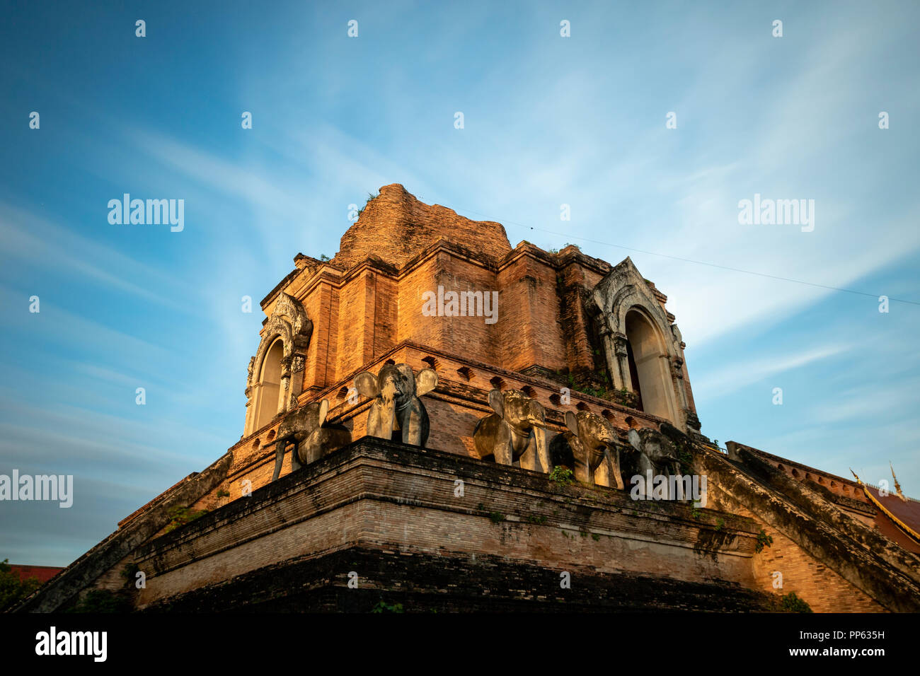 Wat Chedi Luang tempio in Chiang Mai una lunga esposizione, Thailandia Foto Stock