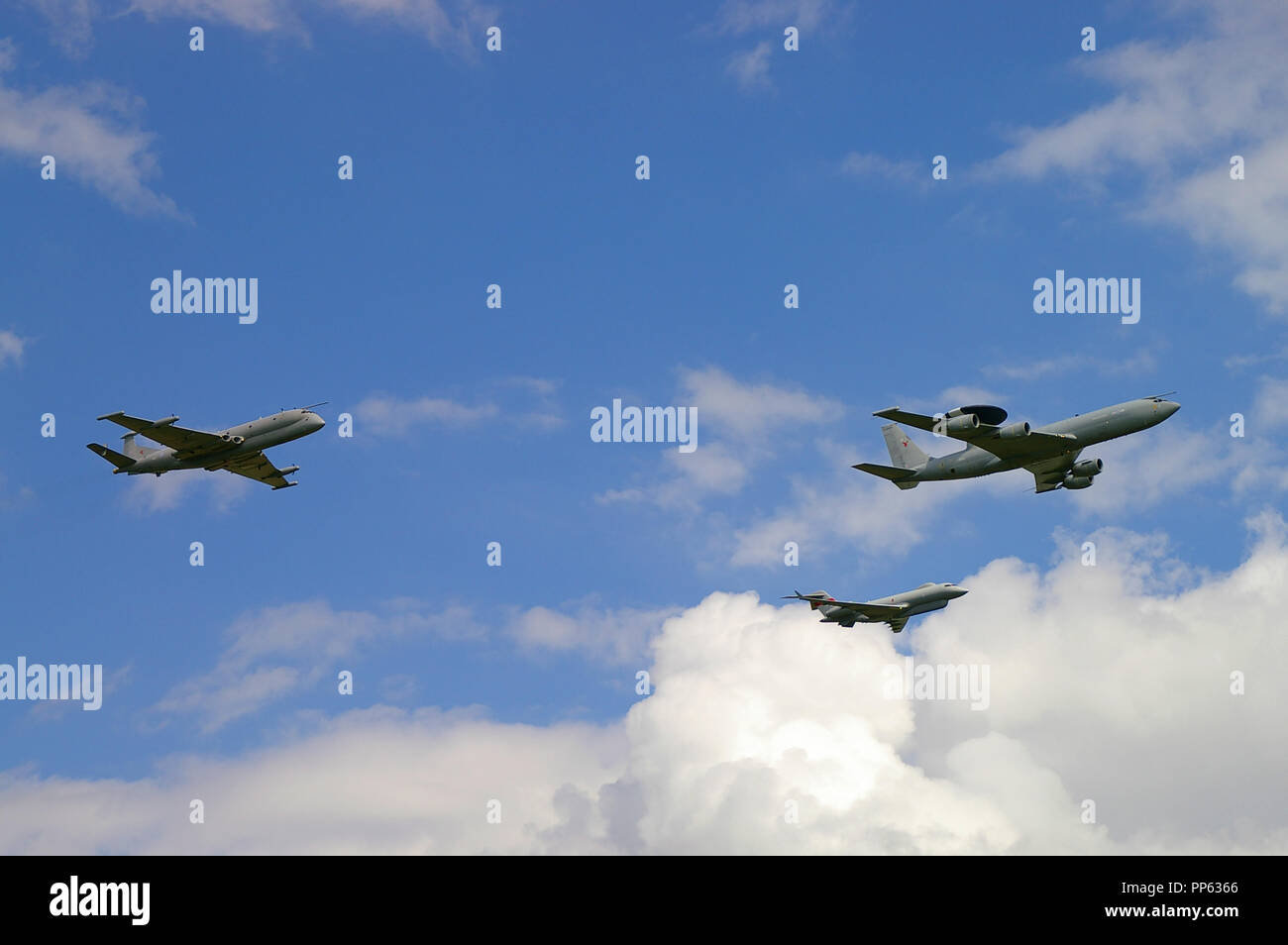RAF Waddington wing home team battenti flypast display. Royal Air Force HAWKER SIDDELEY Nimrod R1, Boeing E-3 Sentry e Sentinel R1 Foto Stock