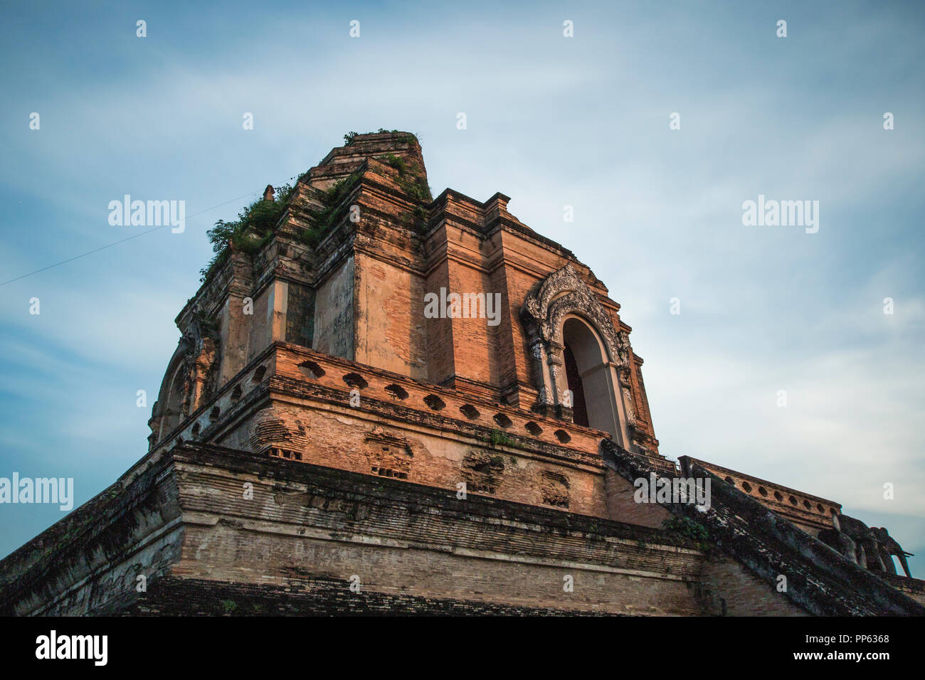 Wat Chedi Luang tempio in Chiang Mai una lunga esposizione, Thailandia Foto Stock