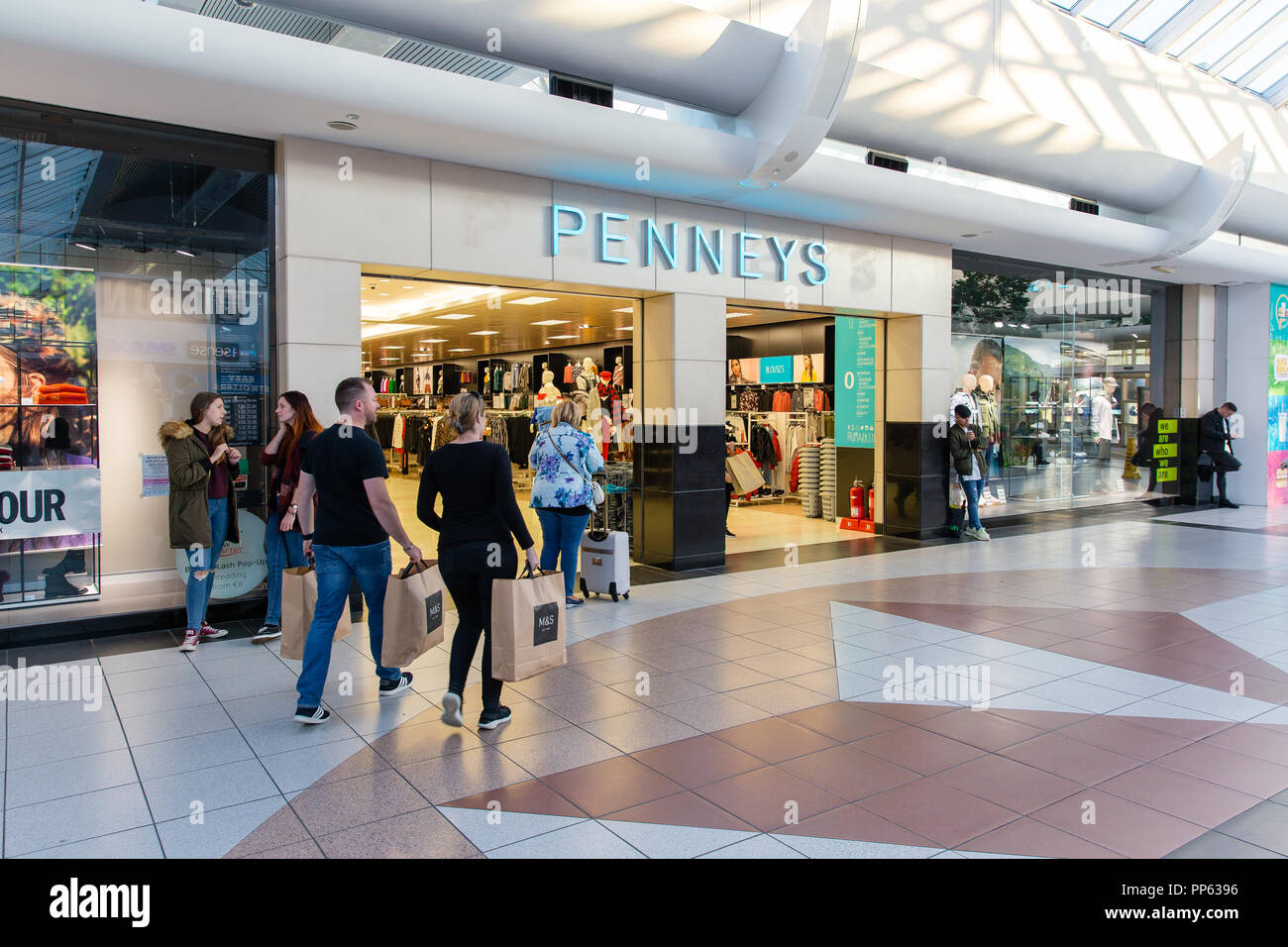 Blanchardstown, Dublino, Irlanda. 23 SETT 2018: Penneys vestiti store front con logo segno nel Blanchardstown Centre Shopping Mall Foto Stock