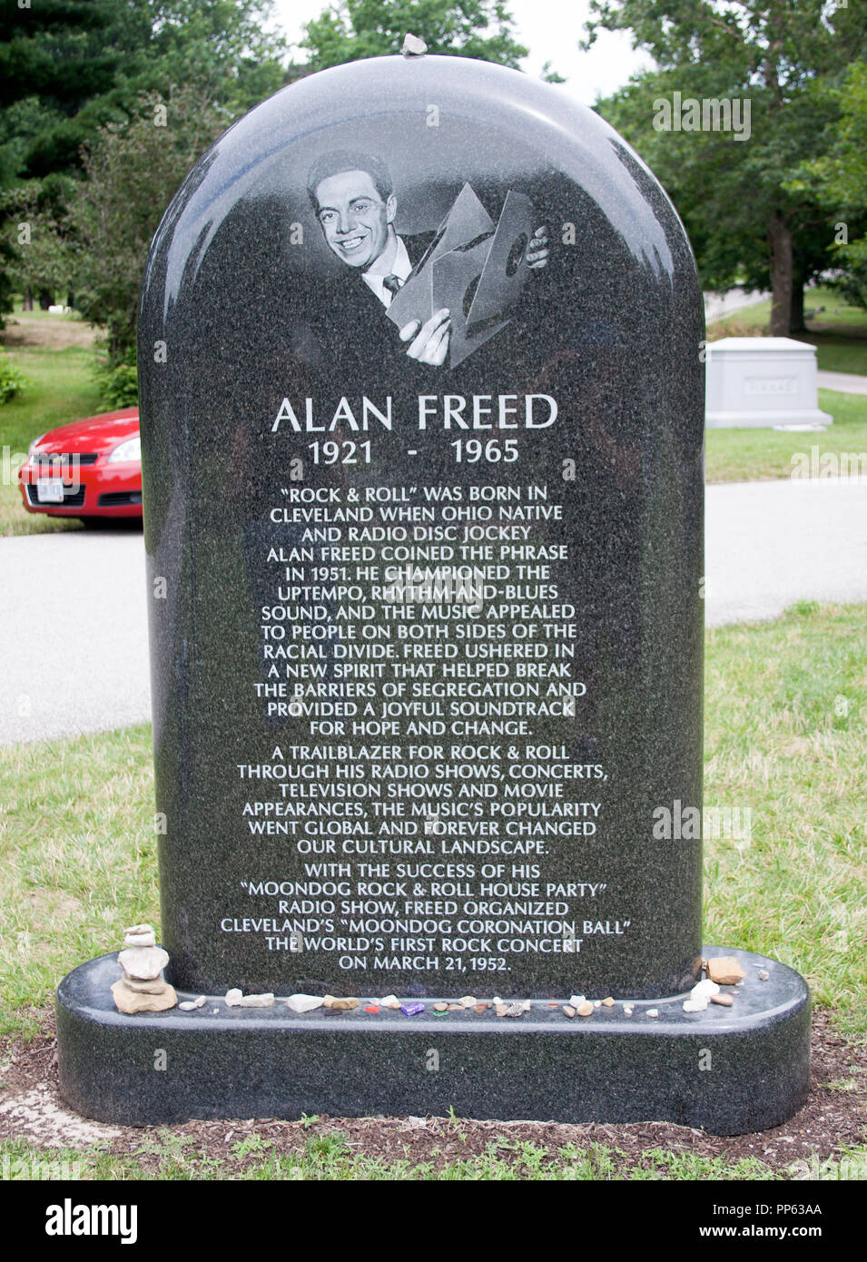 Tomba di Alan liberato, il DJ che ha coniato la frase, "Rock 'n' Roll' nel cimitero Lakeview Cleveland Ohio Foto Stock