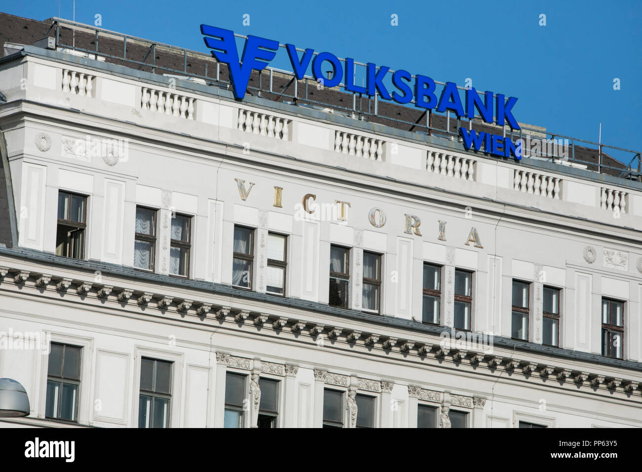 Un logo segno al di fuori della sede Volksbank Wien a Vienna il 6 settembre 2018. Foto Stock