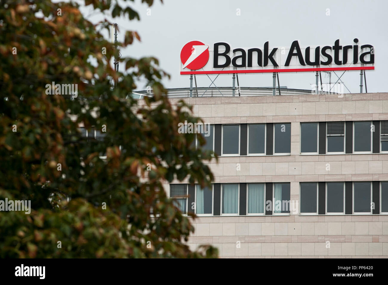 Un segno del logo al di fuori di una struttura occupata da UniCredit Bank Austria in Vienna, Austria, il 4 settembre 2018. Foto Stock