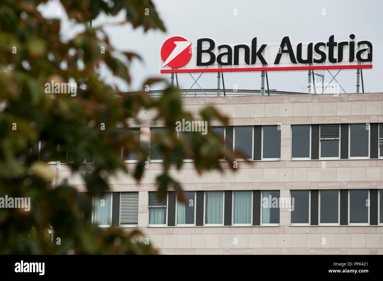 Un segno del logo al di fuori di una struttura occupata da UniCredit Bank Austria in Vienna, Austria, il 4 settembre 2018. Foto Stock