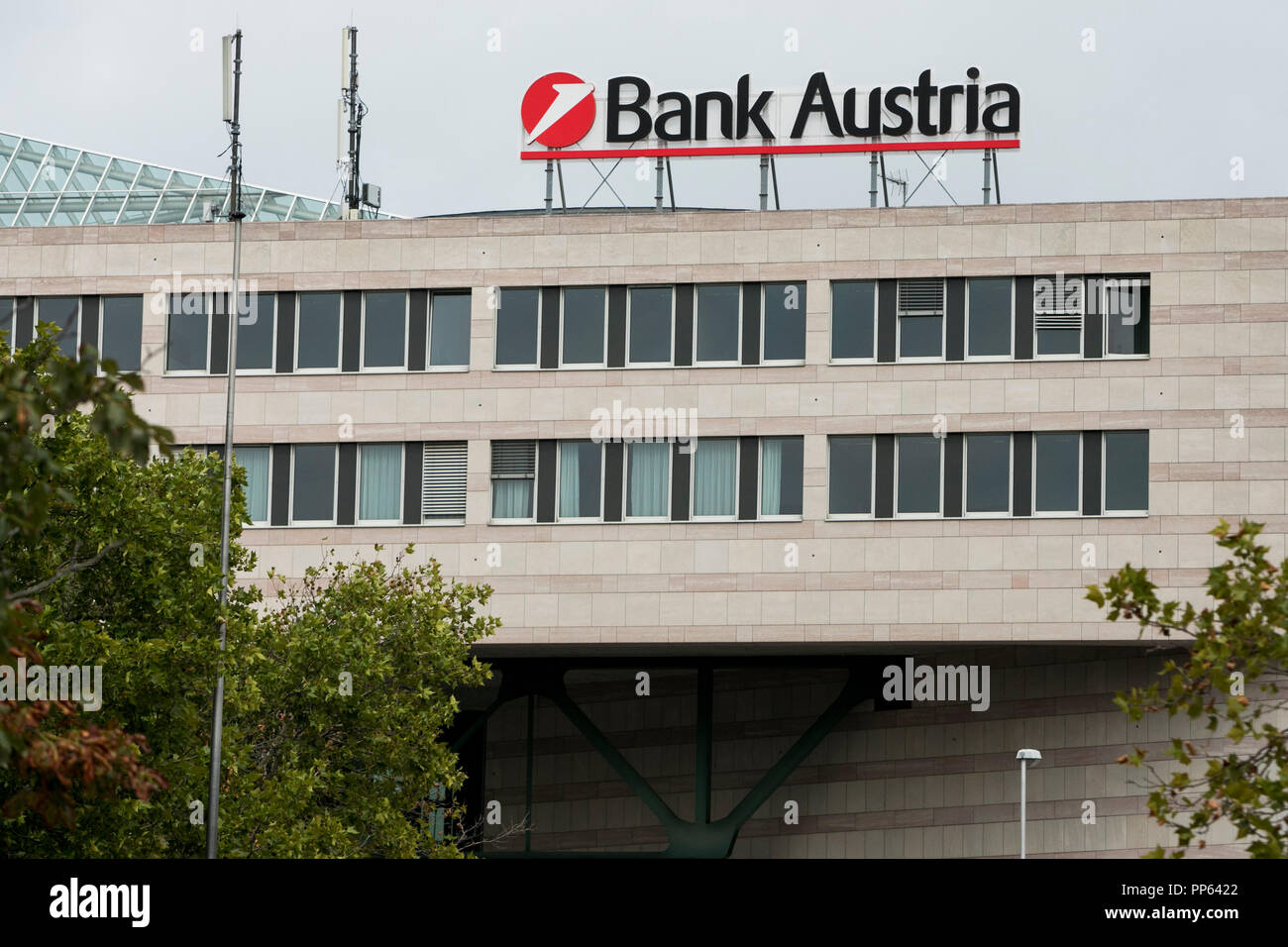 Un segno del logo al di fuori di una struttura occupata da UniCredit Bank Austria in Vienna, Austria, il 4 settembre 2018. Foto Stock