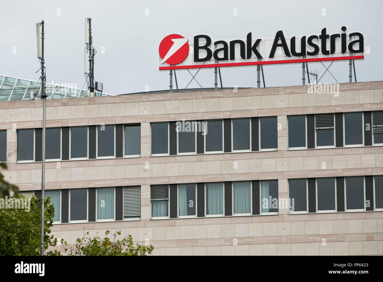Un segno del logo al di fuori di una struttura occupata da UniCredit Bank Austria in Vienna, Austria, il 4 settembre 2018. Foto Stock