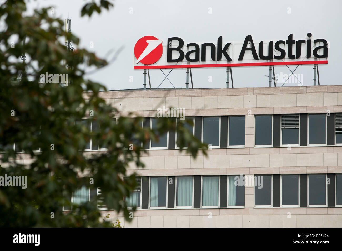 Un segno del logo al di fuori di una struttura occupata da UniCredit Bank Austria in Vienna, Austria, il 4 settembre 2018. Foto Stock