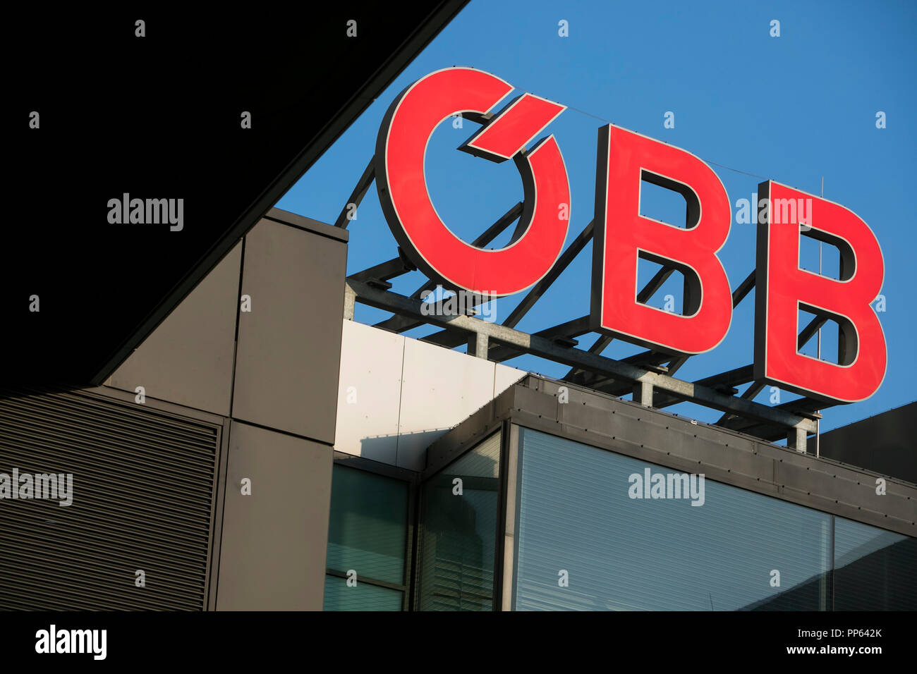 Un logo segno esterno di una OBB (Ferrovie Federali Austriache) stazione di Vienna, Austria, il 5 settembre 2018. Foto Stock