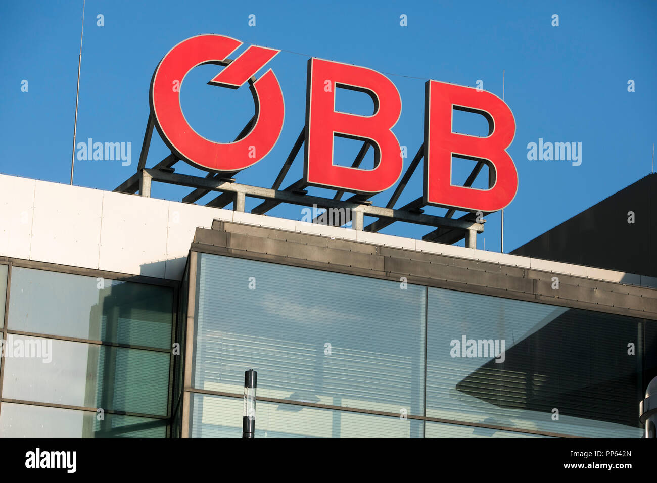 Un logo segno esterno di una OBB (Ferrovie Federali Austriache) stazione di Vienna, Austria, il 5 settembre 2018. Foto Stock